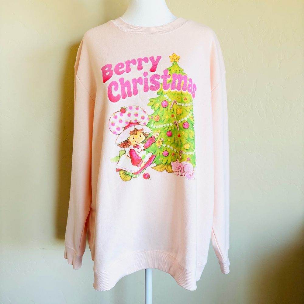 GRAPHIC SWEATSHIRT Strawberry Shortcake Berry Christmas - Picture 2 of 13